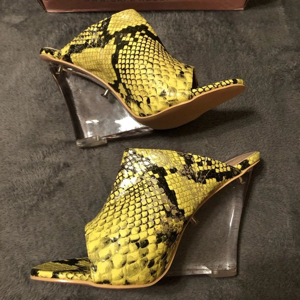 *Cape Robbin Boa Babe Lime Wedge Heels - Size 7.5 - Picture 4 of 8